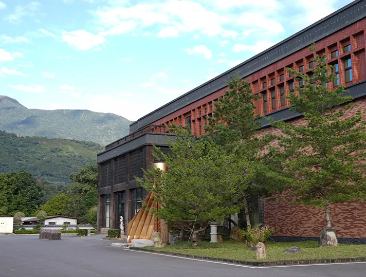 漫城酒廠外觀，背倚中央山脈