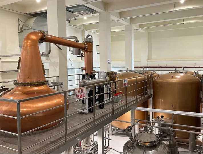 酒廠的銅製蒸餾設備